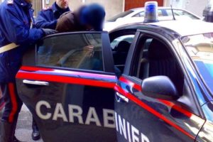 Scambia due muratori per una coppia gay e li aggredisce: è successo a Bologna